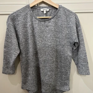 Trekvartsärm tröja - Säljer denna tröja som är trekvarts💕Tröjan är knappt använd och är i ett väldigt bra skick! Skriv privat för eventuella frågor. Köparen står för frakten🫶💕