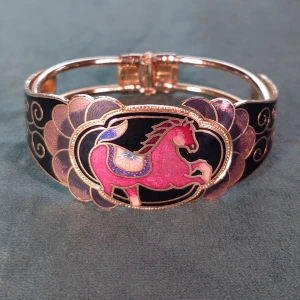Häst armband  - Superfint unikt armband med en häst prydd i berlocken. Fint skick, nästan aldrig använd! Mått för handled är ca 5.8 cm och den stängs och öppnas enkelt med ett lås som går under fronten på armbandet.