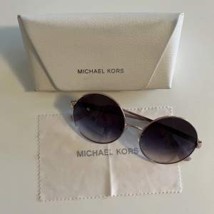 Solglasögon Michael Kors, sparsamt använda. 