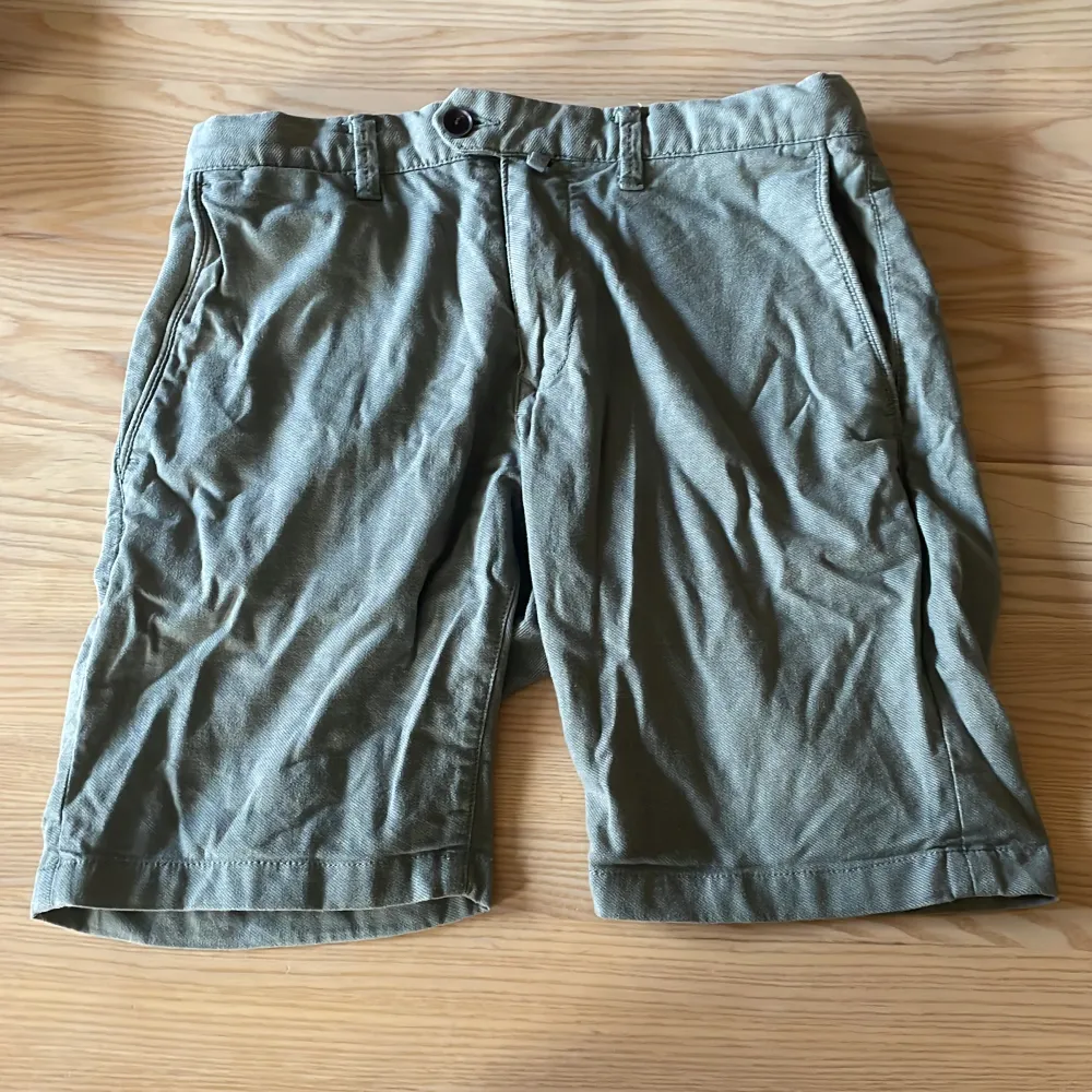 Beskrivning: Dessa gråa bomullsshorts är knappt använda och i mycket bra skick. Passformen är slim fit.  Defekter: -. Shorts.