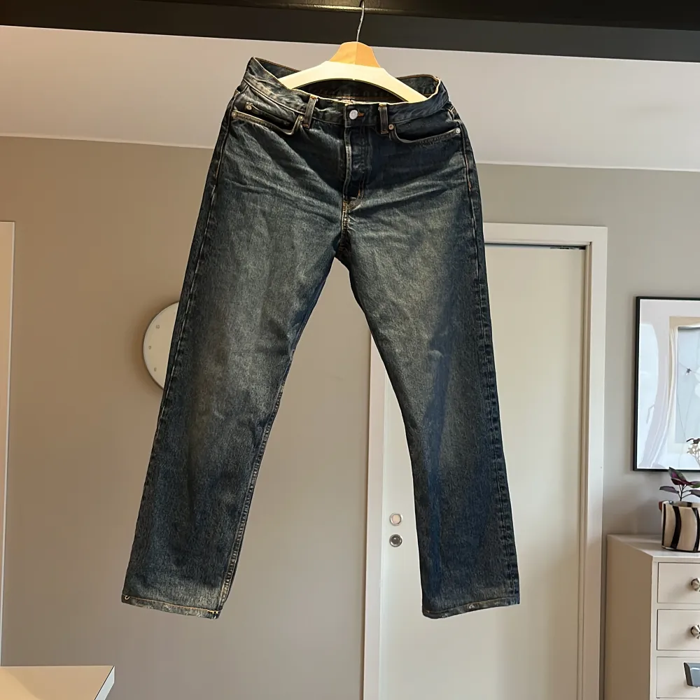 Säljer ett par blåa arket jeans som inte kommer till användning. Lite uppsydda och sitter som 29/30.. Jeans & Byxor.