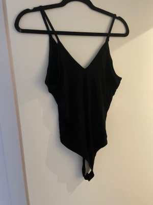 ASOS tall body - Svart basic body från ASOS tall, använd nån gång.