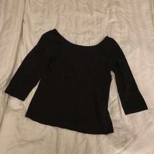 En svart tröja med trekvartslånga ärmar i storlek M från Lindex. Jag har storlek S i vanliga fall och denna tröjan sitter löst på mig