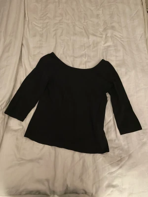 Svart tröja - En svart tröja med trekvartslånga ärmar i storlek M från Lindex. Jag har storlek S i vanliga fall och denna tröjan sitter löst på mig