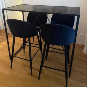 Jättefint nästan helt nytt set matgrupp med barbord och stolar i svart sammet. Inköpt med bord och stolar för totalt 7849 kr, säljer allt för 4500 kr.   Kan hämtas upp i Sundbyberg.
