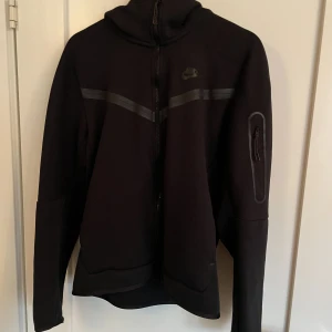 Nike tech fleece dress - Säljer min Nike tech fleece dress då den inte kommer till användning pris kan diskuteras