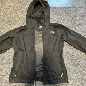 The north face dun jacka dam - Säljer en jätte fin north face dunjacka för damer i storlek M. Den är i jättebra skick.