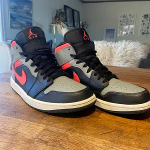 Jordan 1 mid till salu. Provade ute annars nya. Inget kvitto eller box Äkta!!!  Säljes då jag vill köpa 4or. Öppen för byten 