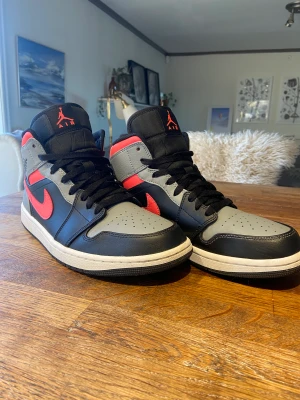 Jordan 1 44 - Jordan 1 mid till salu. Provade ute annars nya. Inget kvitto eller box Äkta!!!  Säljes då jag vill köpa 4or. Öppen för byten 