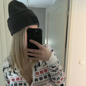 Acne mössa - Säljer min fina acne mössa då den tyvärr inte kommer till användning. Den är i superfint skick!