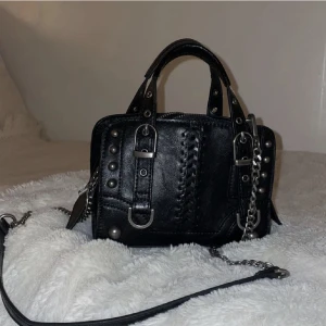 Väska - Säljer denna fina trendiga väskan från Zara vidare då den inte får användning hos mig 😊 inprincip oanvänd