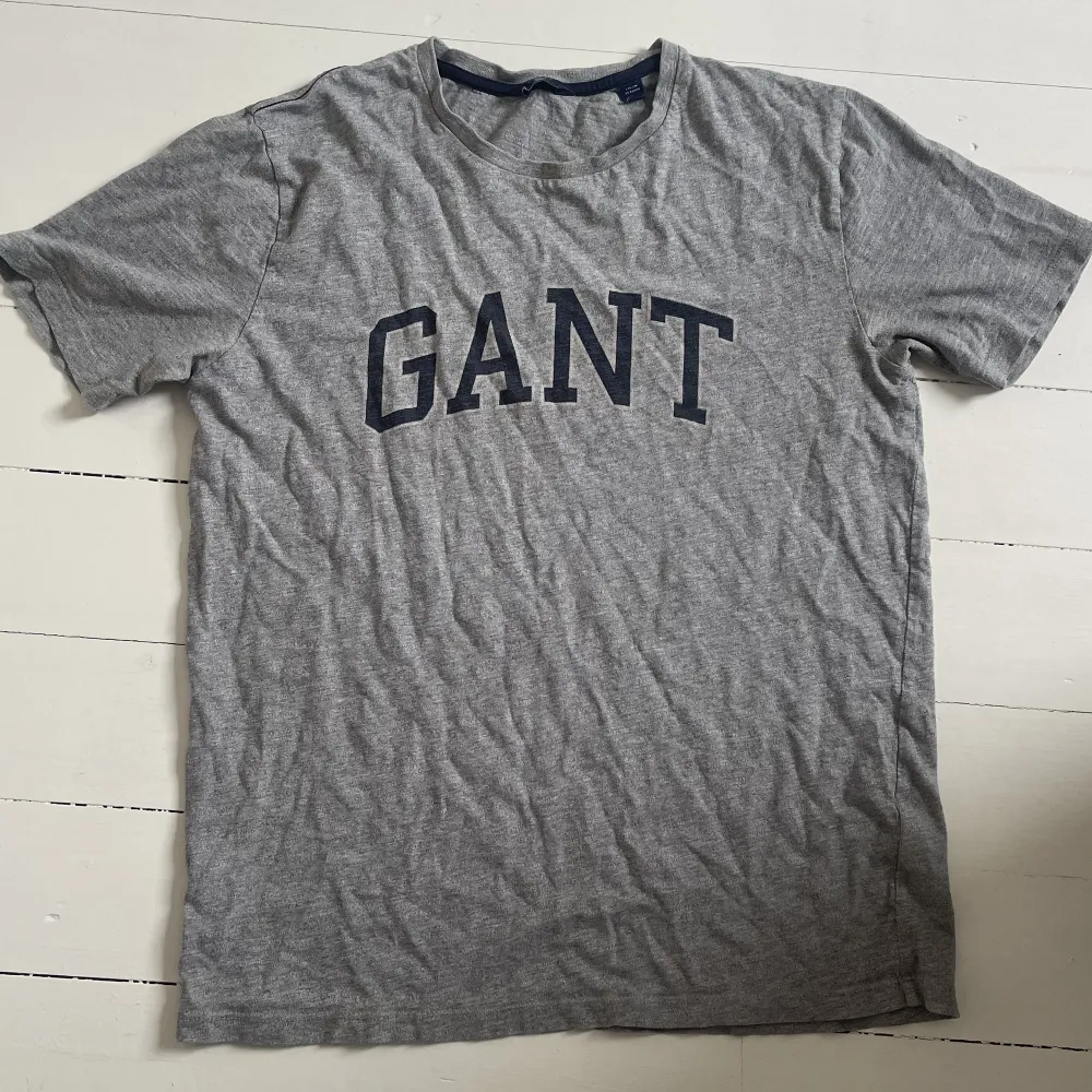 Gant t-shirt i fint skick. Legat i en påse därav den är skrynklig. Storlek 170cm 15år, skulle säga S. Pris kan diskuteras . T-shirts.