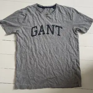 Gant t-shirt i fint skick. Legat i en påse därav den är skrynklig. Storlek 170cm 15år, skulle säga S. Pris kan diskuteras 