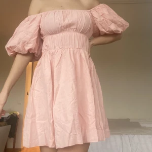 Rosa klänning från its may - Helt ny, oanvänd! Ej skickat tillbaka då det kostade att skriva ut returetikett. Superstretchig och skön för sommaren!  Storlek small/medium Ord pris: 559 kr