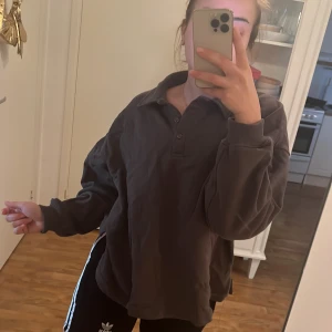 Oversize tjocktröja - Grå tjocktröja med knappar & krage i oversize modell. Från H&m strl M Tänkte ha till träning men har aldrig blivit använd, då hoppas nån annan vill ge den lite kärlek 🫶 