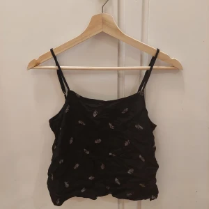 H&M, S - Ett linne med fjädrar på i st S från H&M. Använd ett fåtal gånger, är i bra skick.  25kr+frakt