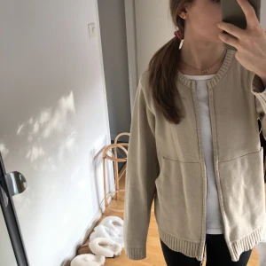 Kofta - Beige kofta från Cornwell. För mindre storlekar blir den mer oversized. Superfin till sommaren! 