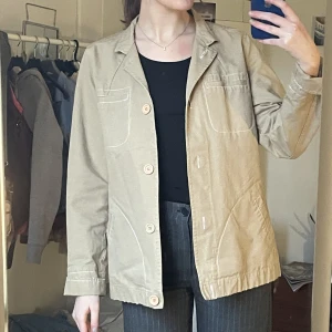Boomerang Jacka - Beige tunnare jacka från Boomerang, i nyskick! 