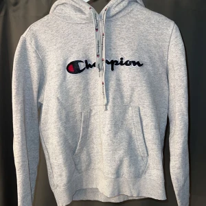 Hoodie  - Super fin hoodie i M men sitter som Xs/S☺️ 