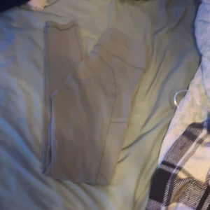 Tränings byxor med fickor - Ett par fina gröna tränings byxor med fickor på båda sidorna inga defekter och bara använd några gånger