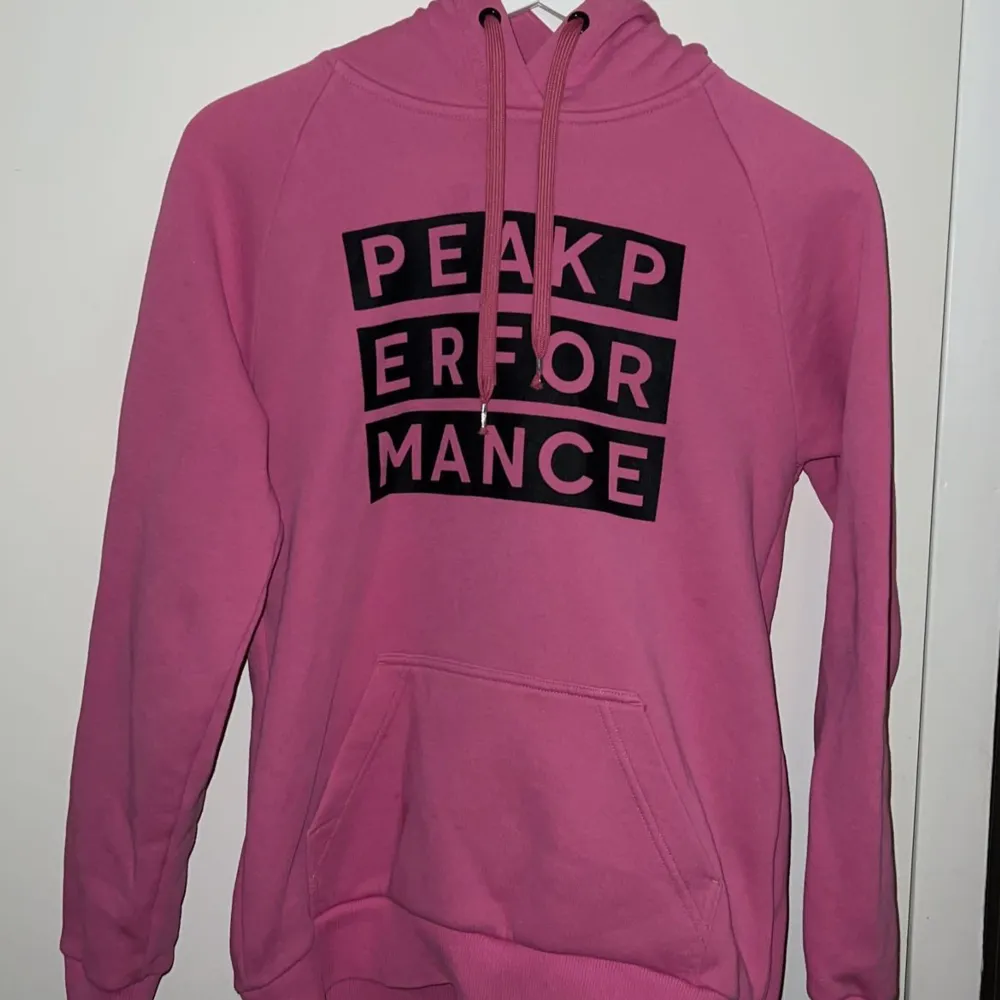 Rosa peak hoodie i storlek M men sitter som S, använd men fint skick 💞. Hoodies.