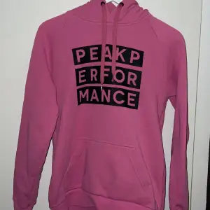 Rosa peak hoodie i storlek M men sitter som S, använd men fint skick 💞