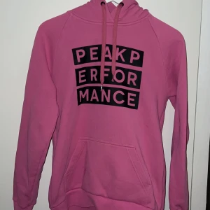 Hoodie  - Rosa peak hoodie i storlek M men sitter som S, använd men fint skick 💞