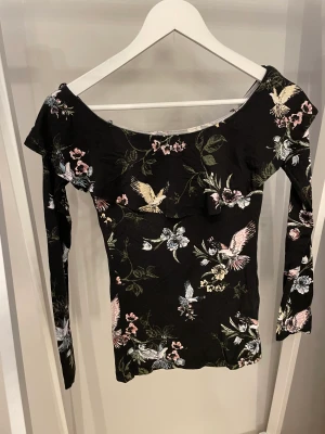 Blus från Gina stl XS - Blommig blus från Gina i storlek XS. Aldrig använd så nyskick!✨Köparen står för frakten, kan mötas upp i Kalmar