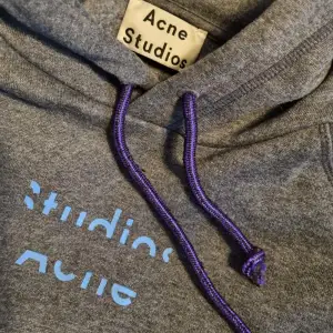 Acne studios hoodie knappt använd stor i storleken  Köparen betalar frakt
