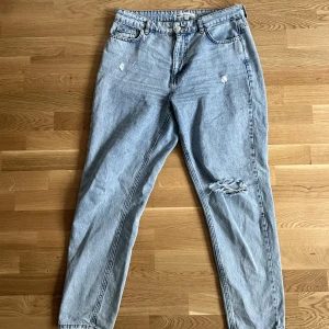 Jeans - Ljusblå jeans med hål i högra knäet, väldigt bra kvalitet.