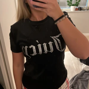 Juicy tröja - Jag säljer nu en jättefin juicy tröja som aldrig har kommit till användning då det är fel storlek. Storleken är M men skulle även passa någon som har S