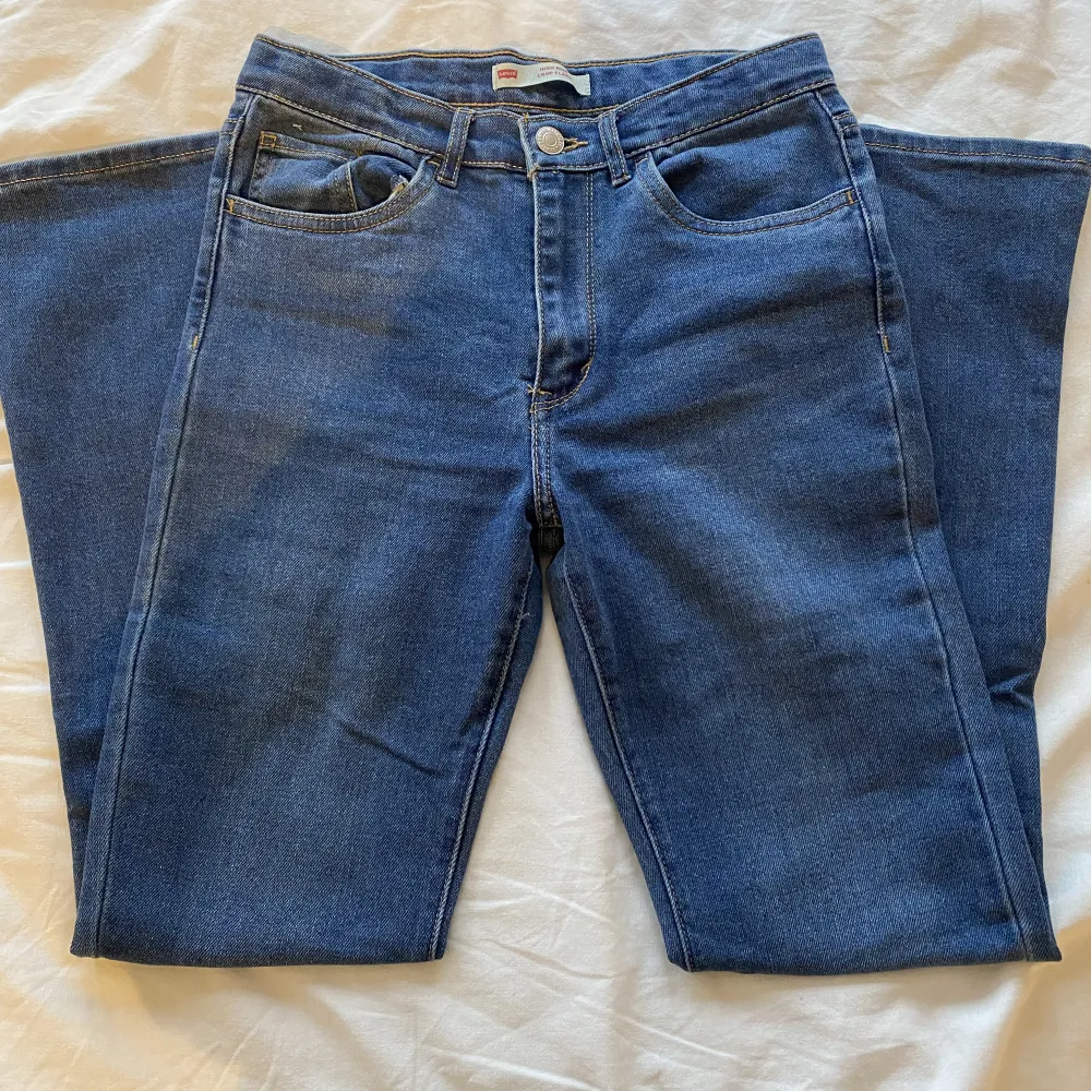 Säljer dessa Levi’s bootcut jeans då dom inte kommer till användning. Helt oanvända. Köpte för 700 och säljer nu för 250kr. . Jeans & Byxor.