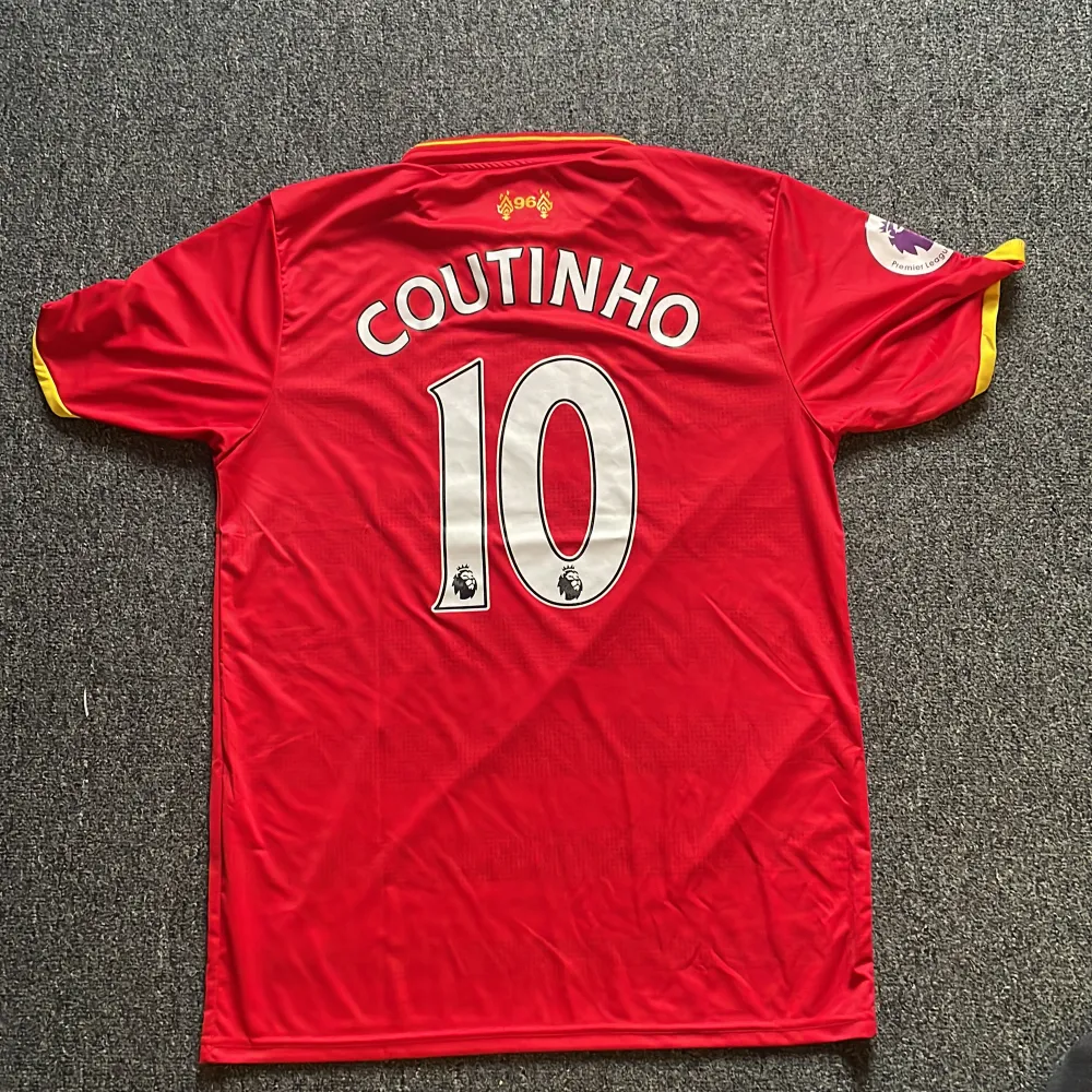 Hej jag säljer liverpools hemma tröja äkta vid säsongen 16/17 och har används 3 gånger men är i jätte bra skick. Coutinho nummer 10 på ryggen var en stjärna och en skicklig spelare för Liverpool. Köparen står för frakten! . T-shirts.