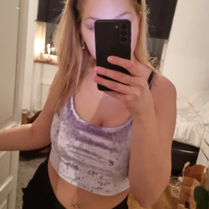 Lila linne - Sammetlinne från H&M. Knappt använt. Bra skick. Köparen står för frakt.