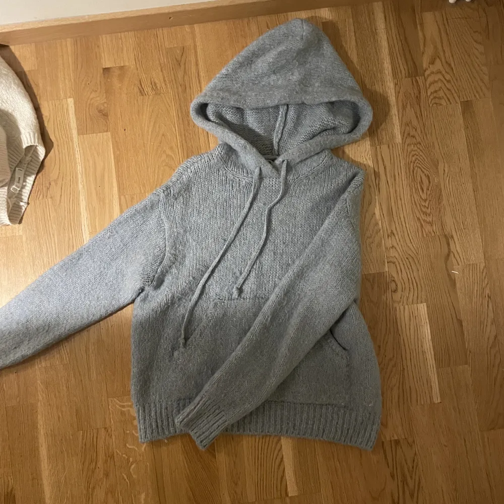 Blå-grå stickad hoodie från Zara i storlek s.. Stickat.