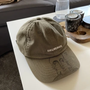 Han Kjøbenhavn Handpainted Keps - Najs 1of1 på han kjobenhavn blank. 10/10 skick, kom dm för mer bilder! Tar även bud