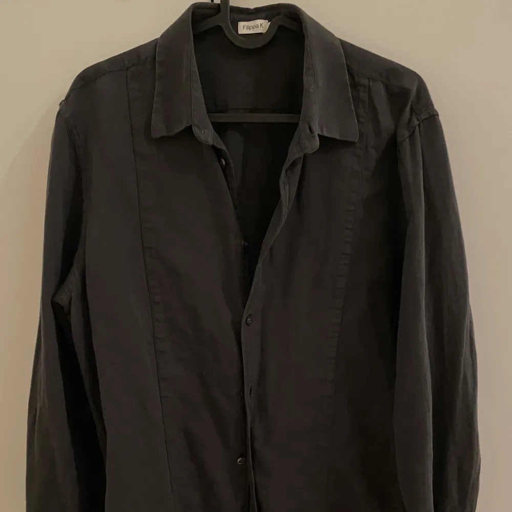 Snygg mörkgrå skjorta från Filippa K. Köpt för 700kr. Skjortor.