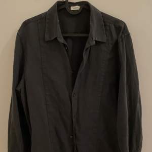 Snygg mörkgrå skjorta från Filippa K. Köpt för 700kr