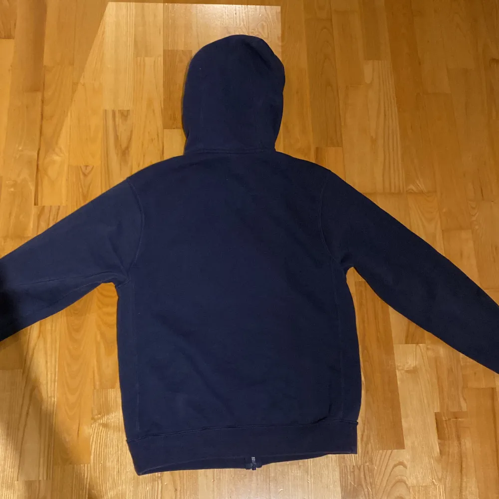 Säljer en navy zip hoodie från Nike, storlek xs. Den är i väldigt bra skick. Skicka dm för frågor eller fler bilder. Köparen står såklart för frakten.. Hoodies.