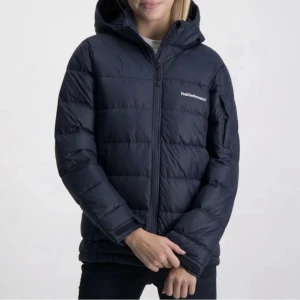 Peak performance jacka mörkblå - Säljer min mörkblåa peak performance jacka, då jag inte andvänder den längre