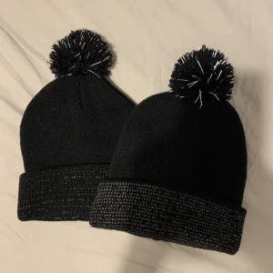 Reflex mössor  - Två stycken reflex mössor som e köpta för nått år sedan, endast använda fåtal gånger. Reflex i både bollen och kanten av mössan, 30kr st och båda för 50kr+ frakt
