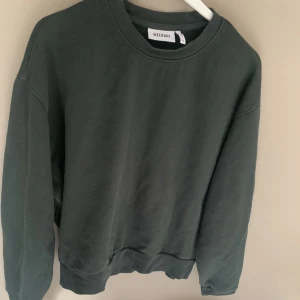 Weekday sweatshirt mörkgrön💚 - Skitsnygg mörkgrön sweatshirt från Weekday i storlek XS. Säljer pga kommer aldrig till användning. Tryck gärna på ”Köp nu” för att köpa direkt✨✨