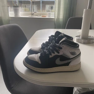 Air Jordan 1 - Säljer dessa Air Jordan 1s i mid white shadow. Säljes pga försmå. Stl 36.  550 kr men priset är diskuterbart vid snabbaffär. Då jag helst bara vill bli av med dem.  Kan skickas med frakt 66kr.  Kan även tänka mig byta mot andra Jordans i stl 37,5.🤍