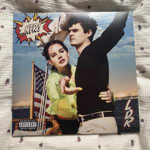 Säljer nu min Lana del Rey nfr vinyl! Vinylen köptes för ca ett år sedan men är i nyskick & har inte blivit spelad en enda gång, utan endast fungerat som dekoration. Två skivor i fodral medföljer💚 säljer albumet för 300kr + frakt💚