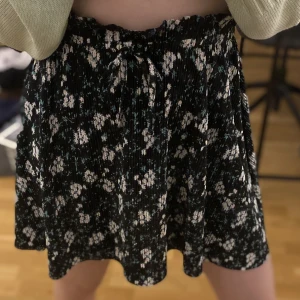 Blommig kjol🌸 - Jättegullig blommig plisserad kjol från Pimkie. Använd men i nyskick. Säljer då den tyvärr inte kommer till användning längre.🌸
