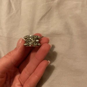 Ring  - Säljer en Edblad ring som är som ny. Kanske har nån repa någon stans men inte direkt som man ser. Storlek 17,50 Köp direkt för 199