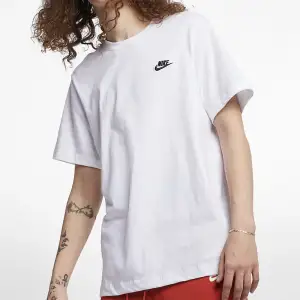 Vit Nike T-Shirt med svart logga💯 Knappt använd. Den är i bra kvalite👍 Storlek: Small Märke: Nike Färg Vit