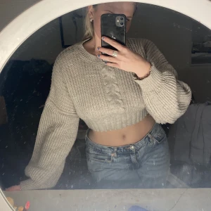 Stickad tröja - Croppad tröja i storlek Xs 50kr frakt tillkommer!🥰