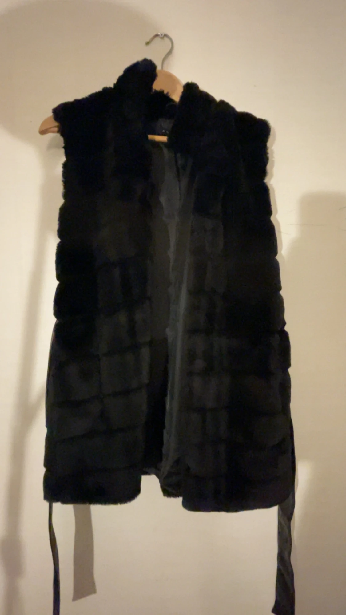 Svart pälsväst