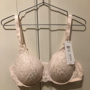 Oanvänd BH - Lindex  - Bh i modellen Dahlia från Lindex i storlek 90 A. Varan är helt oanvänd i nyskick. Säljes eftersom varan är i fel storlek för mig  och tiden för att göra retur utgick.  Nypris 299kr, säljes för 250kr inklusive frakt. 